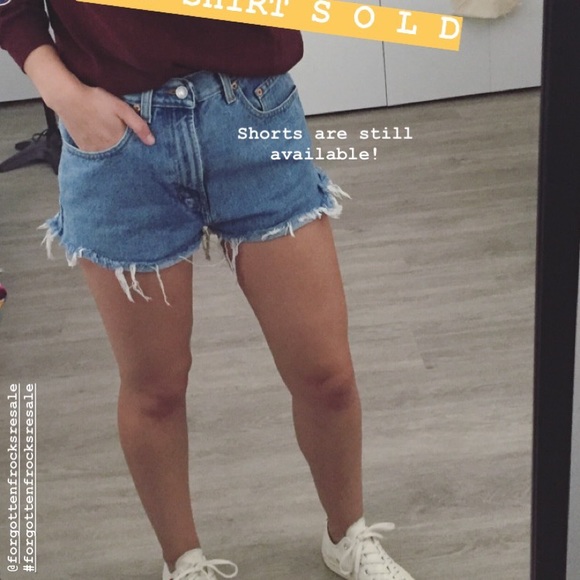 SOLD // Vintage GAP Mid Blue Denim Shorts Size W25 - Picture 5 of 7